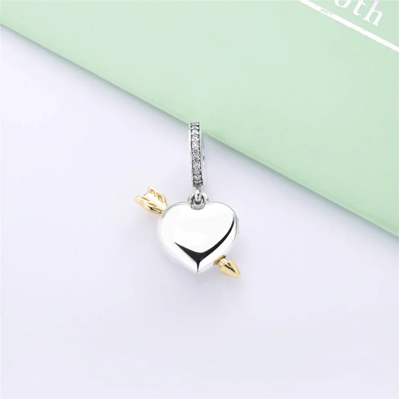 (immagine per) Charm Pendente PANDORA Edizione limitata Freccia dell'amore in PANDORA Shine - Visualizza 3