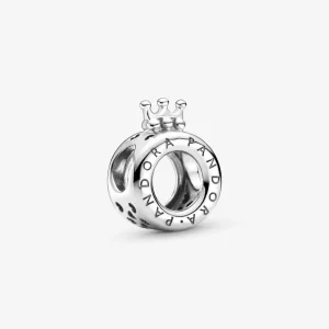 (immagine per) Charm Pandora con logo e O coronata - 799036C00