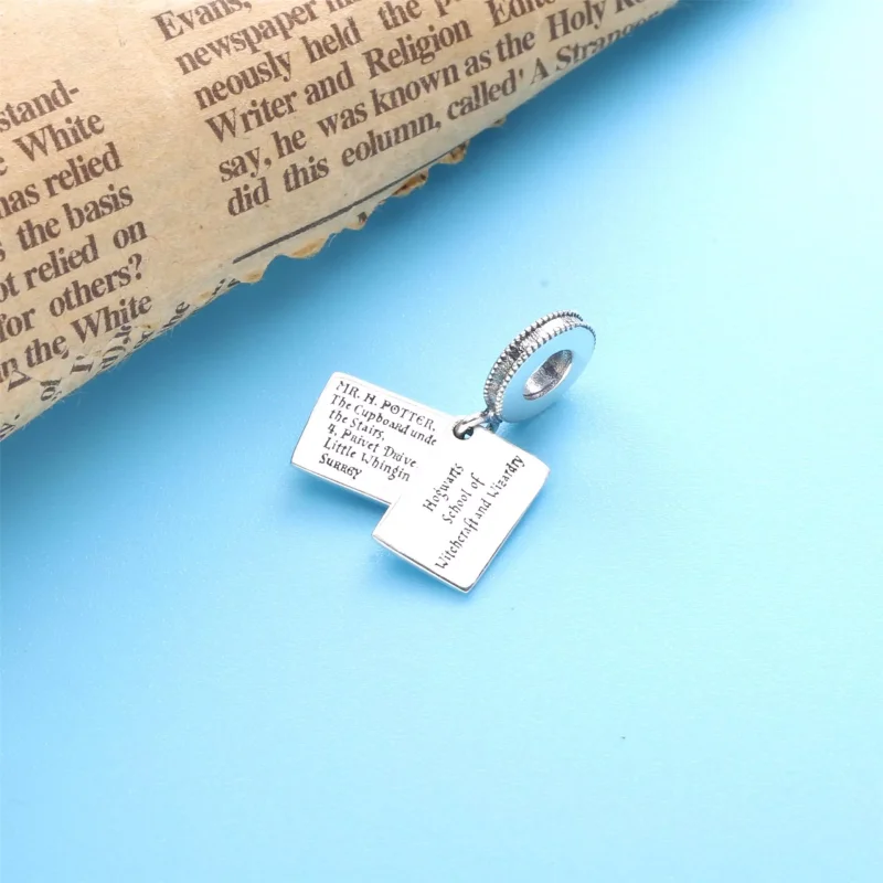 (immagine per) Harry Potter, Charm pendente PANDORA Lettera di accettazione da Hogwarts - 79912 - Visualizza 4