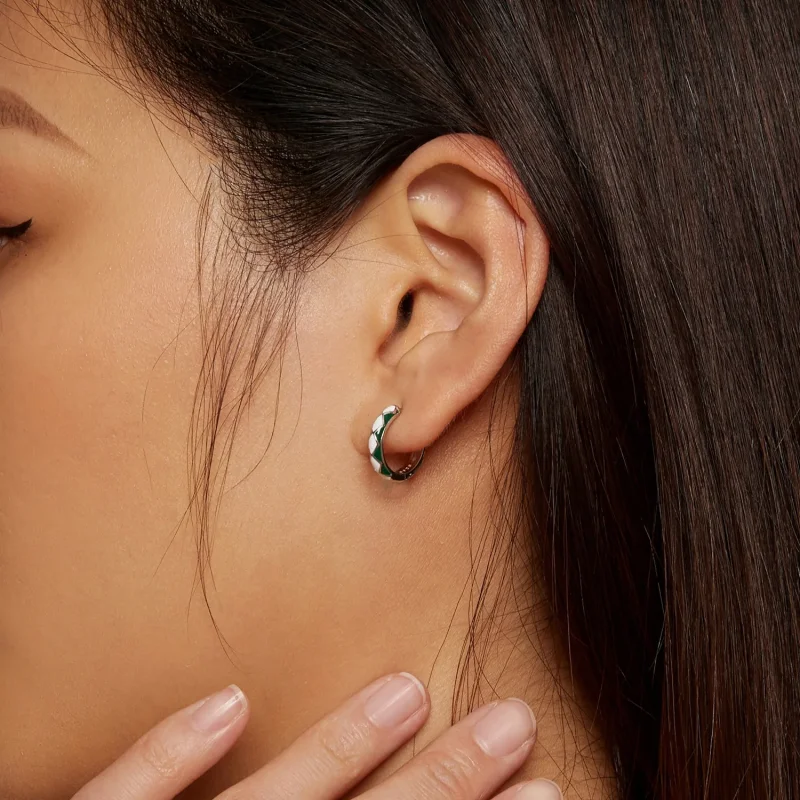(immagine per) Orecchini a cerchio con motivo a diamante verde e bianco in stile Pandora - SCE1 - Visualizza 6