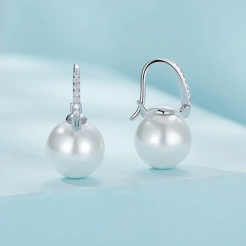 (immagine per) Orecchini a cerchio con perle a conchiglia dallo stile Pandora - SCE1583 - Visualizza 2