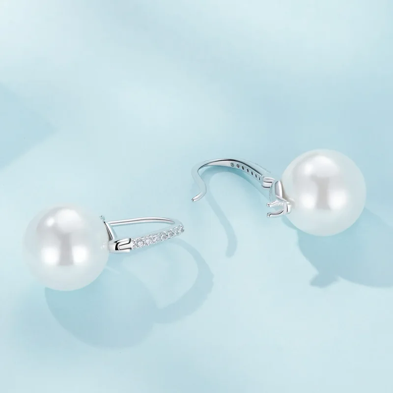 (immagine per) Orecchini a cerchio con perle a conchiglia dallo stile Pandora - SCE1583 - Visualizza 3