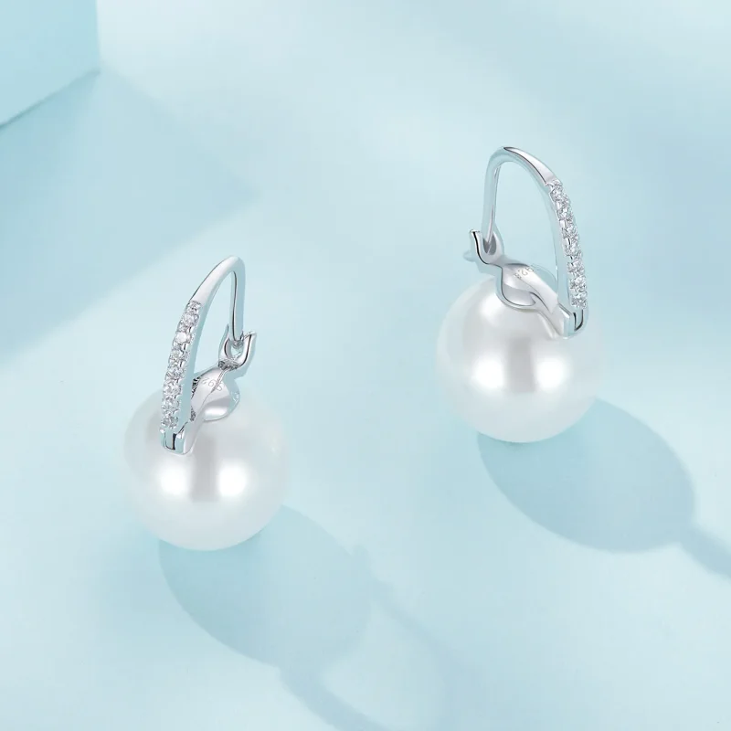 (immagine per) Orecchini a cerchio con perle a conchiglia dallo stile Pandora - SCE1583 - Visualizza 4