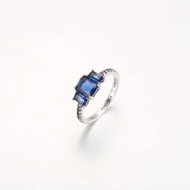 (immagine per) Anello scintillante rettangolare con tre pietre blu - 192389C01 - Visualizza 2