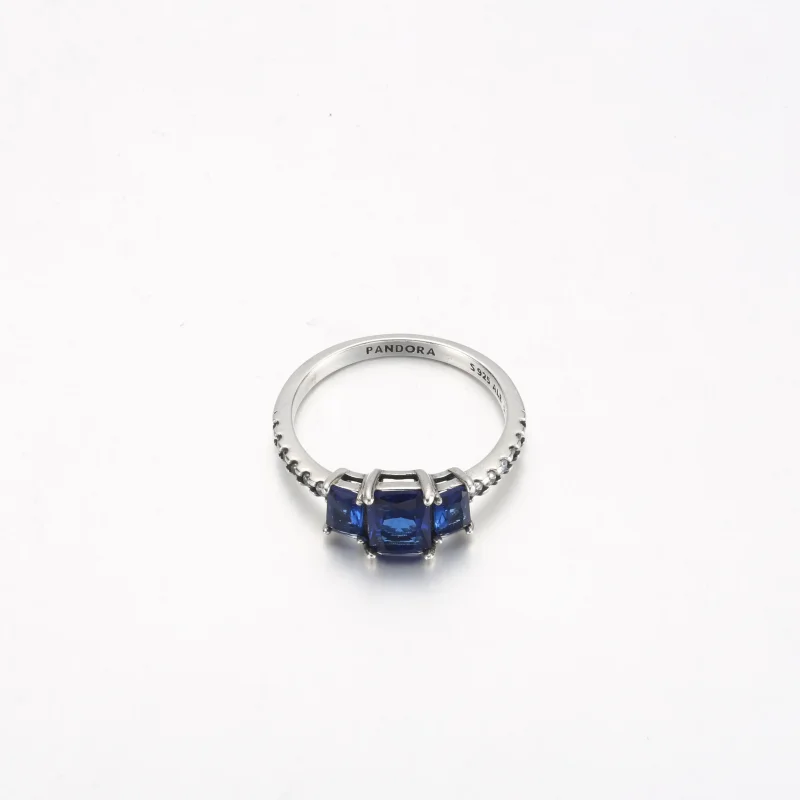 (immagine per) Anello scintillante rettangolare con tre pietre blu - 192389C01 - Visualizza 3