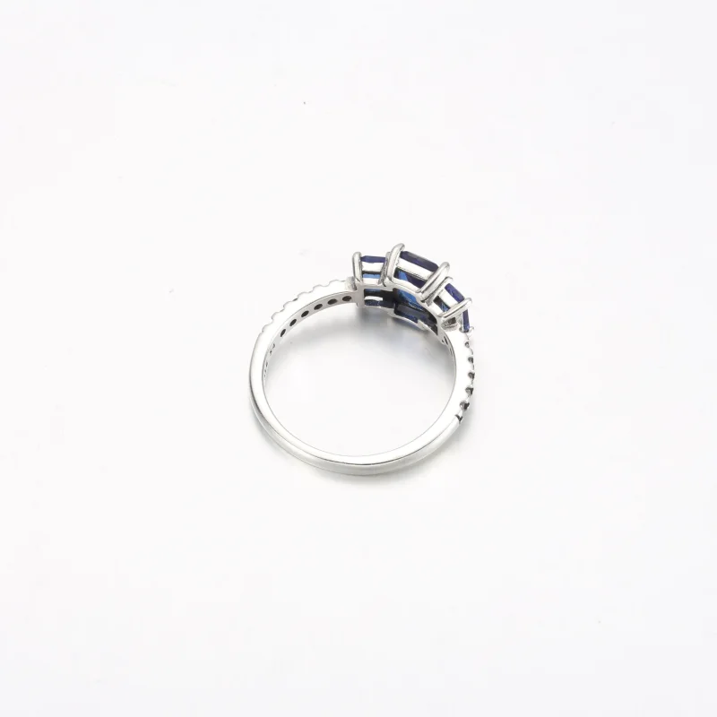 (immagine per) Anello scintillante rettangolare con tre pietre blu - 192389C01 - Visualizza 4