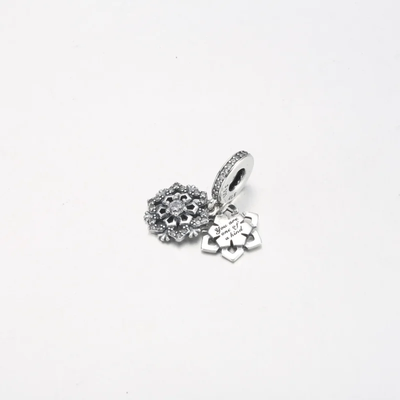(immagine per) Charm pendente PANDORA doppio con fiocco di neve scintillante - 792355C01 - Visualizza 2