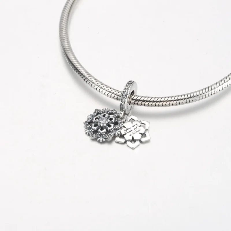 (immagine per) Charm pendente PANDORA doppio con fiocco di neve scintillante - 792355C01 - Visualizza 4