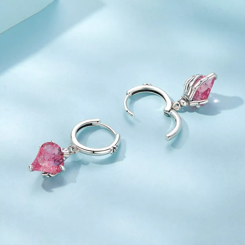 (immagine per) Orecchini a forma di cuore con mano scheletrica stile PANDORA - SCE1705 - Visualizza 4