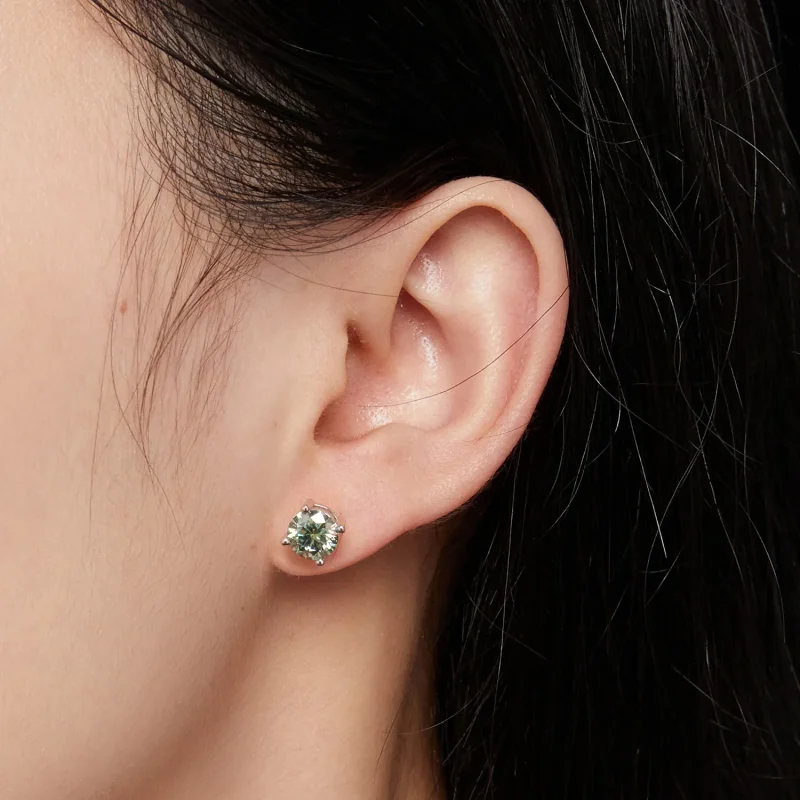 (immagine per) Orecchini a perno in stile Pandora con Moissanite da un carato e quattro griffe - Visualizza 4