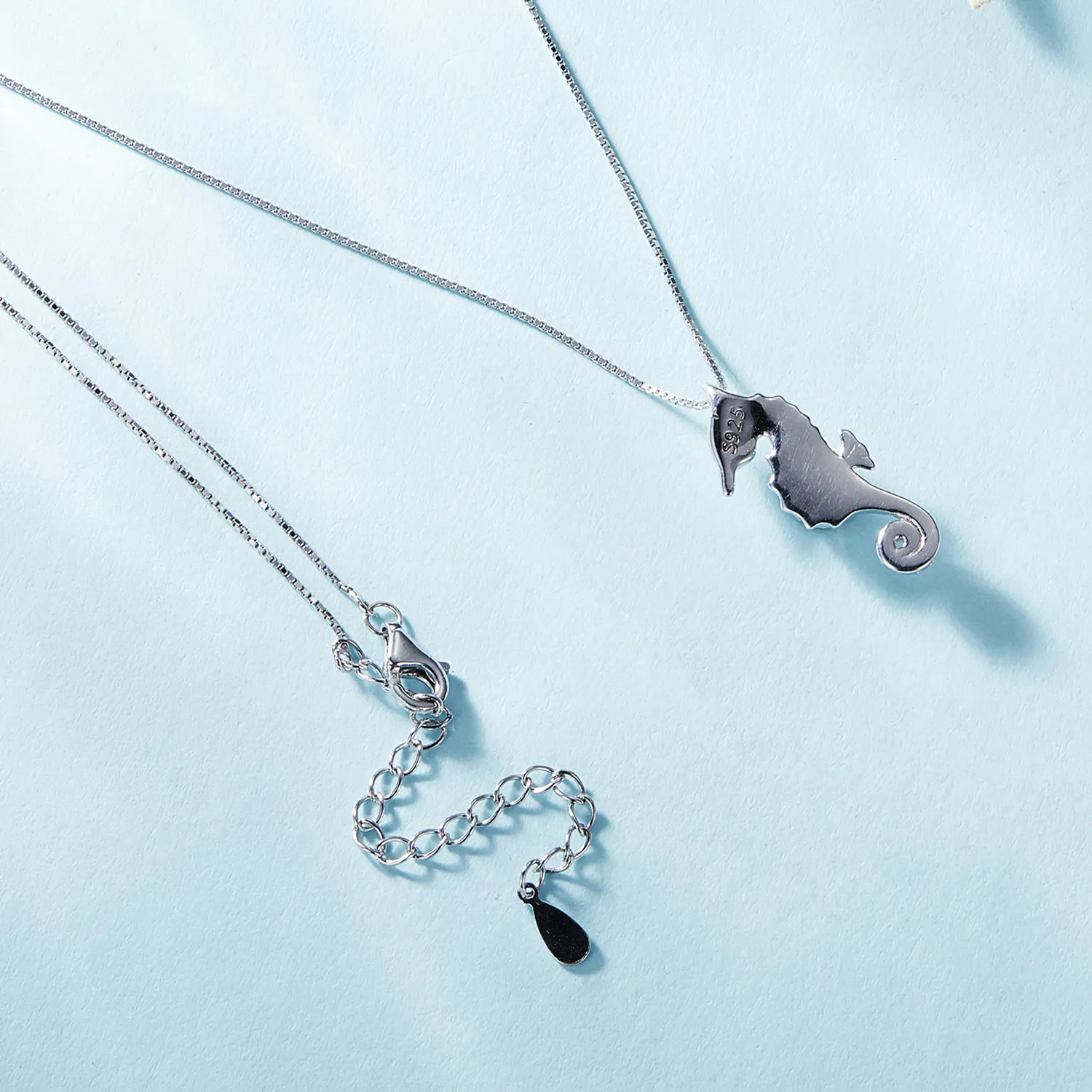 Collana scintillante di cavalluccio marino con pietra di luna
