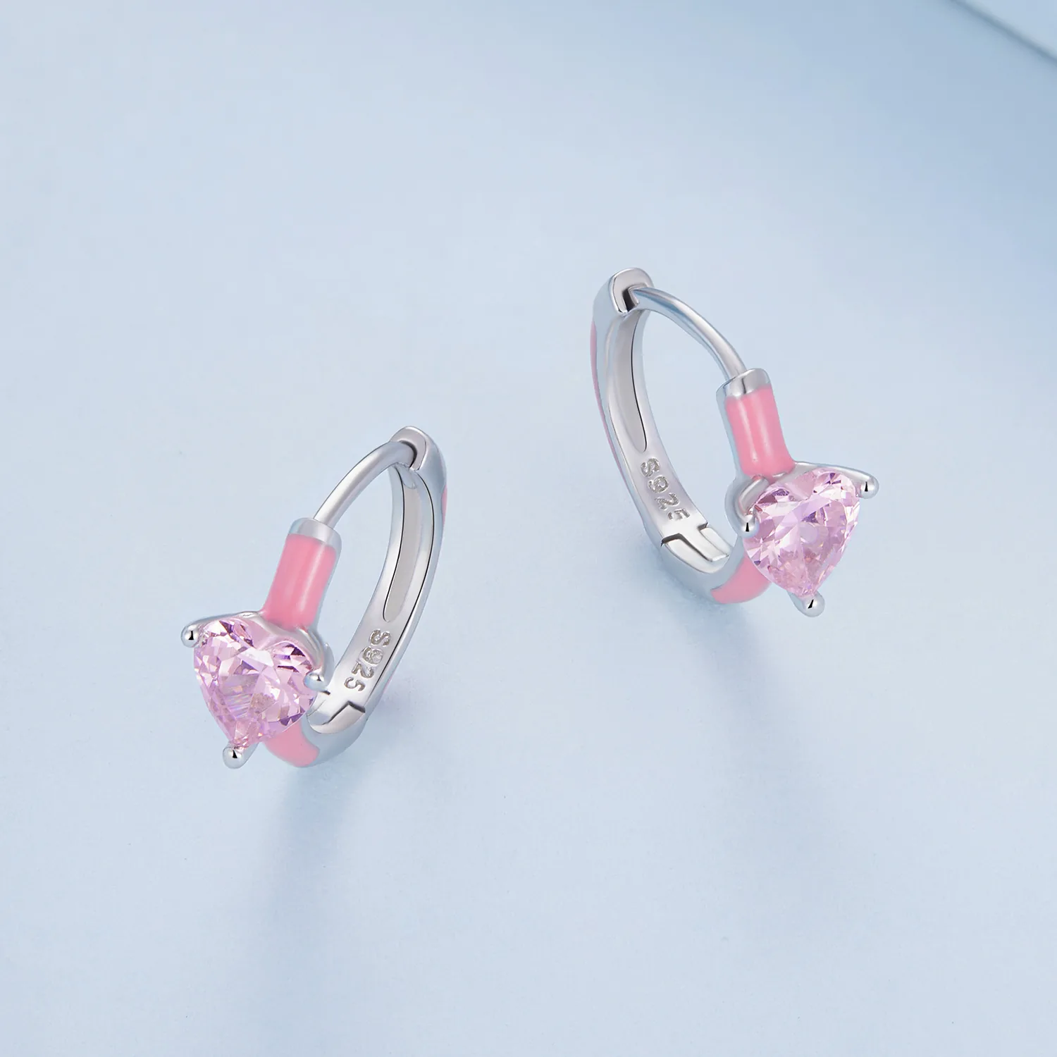 Eleganti orecchini pendenti a forma di cuore rosa e rosso di