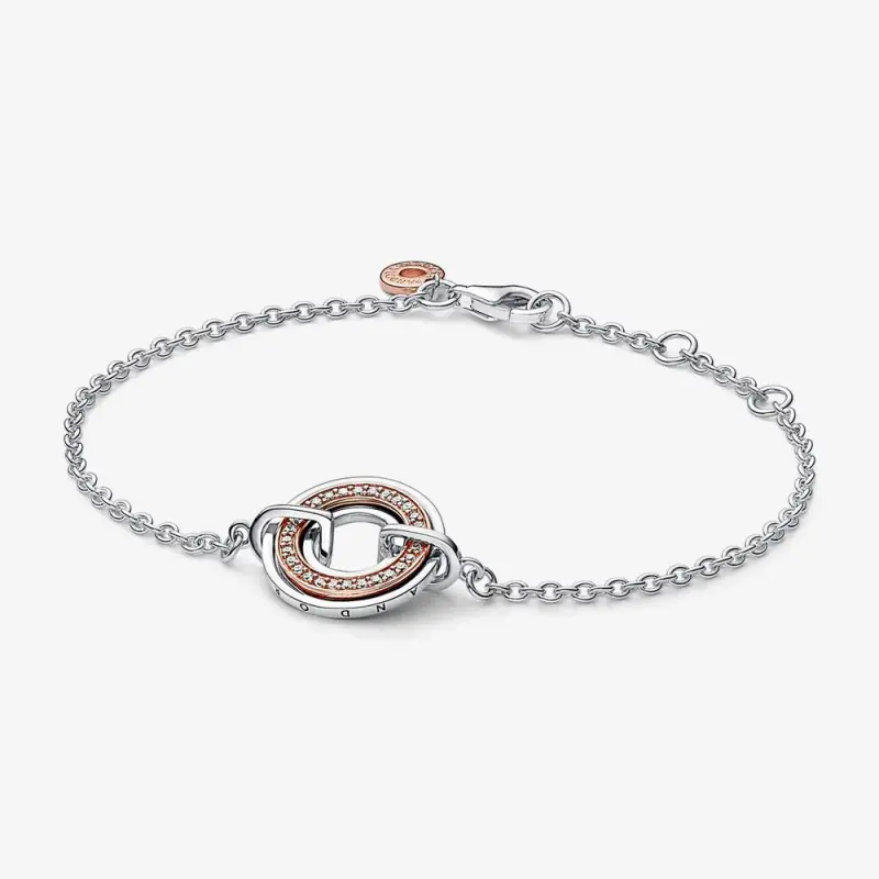 Bracciale Pandora Signature con logo bicolore e catena in pavé - 582741C01 - Immagine del prodotto